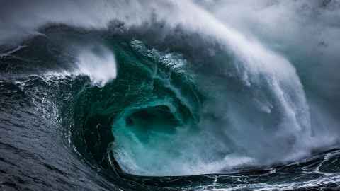 Large ocean wave breaking