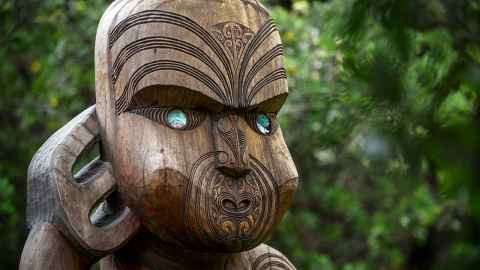 An Auckland train at a platform with a destination of Papakura (Southern).