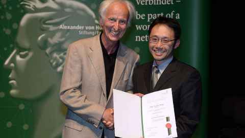 Leo Cheng winning the Fraunhofer-Bessel Research Award, with Prof. Helmut Schwarz (2015)