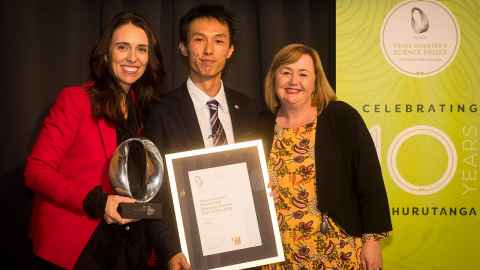 Peng Du winning the Prime Minister's MacDiarmid Emerging Scientist Prize, with Rt Hon Jacinda Ardern and Hon Megan Woods (2019)