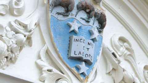 The University crest with the words 'ingenio et labore'.