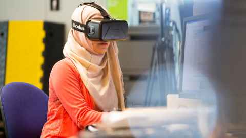 A muslim femal student using VR.