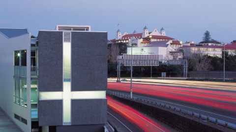 St Peters college building face amongst the Auckland traffic