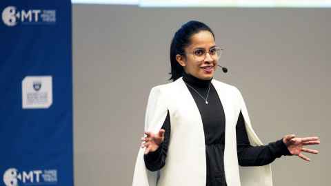 Isurie presenting at the University of Auckland's 2024 3MT Competition.