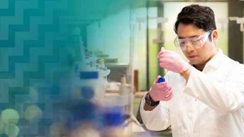 pharmacy-student-in-lab