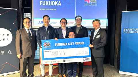 Photo of the PrintGig team receiving the Fukoka City Award.