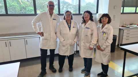 Tee Bouttier-Esprit holding a cardboard tray of fresh veg with Kelly O'Hara
