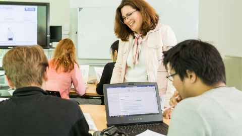 Image of tutor speaking to students 