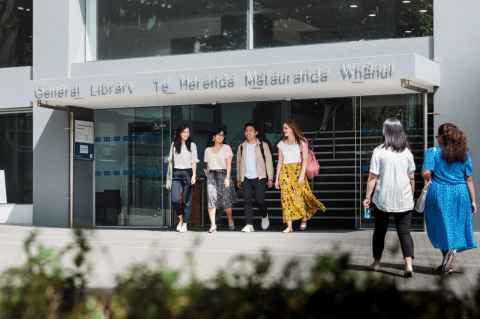 Students at the entrance of Te Herenga Mātauranga Whānui General Library