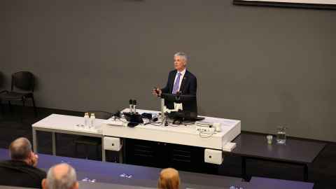 Professor Frank Bloomfield presenting at the Liggins Institute public lecture