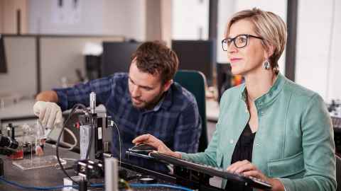 Professor Merryn Tawhai in the lab with a student