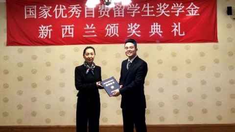 PhD student Di Wu (right) receiving the award from the Chinese Ambassador, Madame Wu Xi.