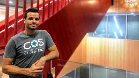 Dr David Moreau wearing a "Centre for Open Science" t-shirt.