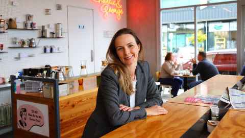 Patricia Schaeffer de Melo sitting at a bench in a cafe