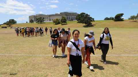 A group of students walking in Auckland Domain