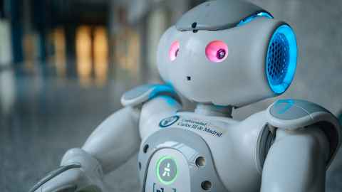 A grey robot in a stylised human shape with the logo of Universidad Carlos III de Madrid.