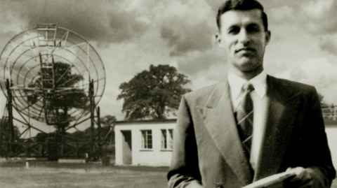 Alan Maxwell with the Jodrell Bank telescope in the 1950s. Photo: Maxwell Family Archive