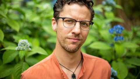 Alex Müntz, in a garden.