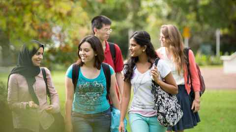 A group of students walking through Albert Park.