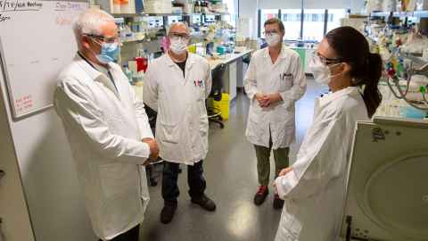 Professor John Fraser discusses mRNA technology with PM Jacinda Ardern