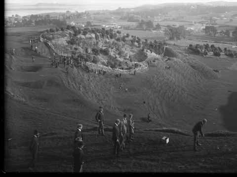 From Shifting Grounds: The Auckland Golf Club leased land on Maungakiekie for a golf course from 1901 to 1909 (Photograph by H. Winkelmann, 1903, Auckland Libraries Heritage Collections).