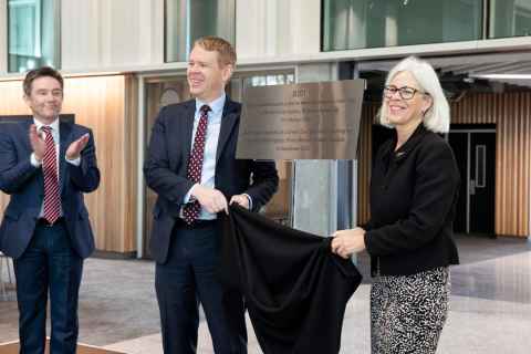 Chief Property Officer Simon Neale applauds the unveiling of the plaque to mark the new B201, with Prime Minister, the Rt Hon Chris Hipkins and the Vice-Chancellor Professor Dawn Freshwater.