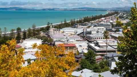 A view of the beach and art deco buildings of Napier