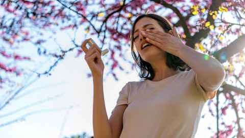 Person next to a tree and suffering with hayfever