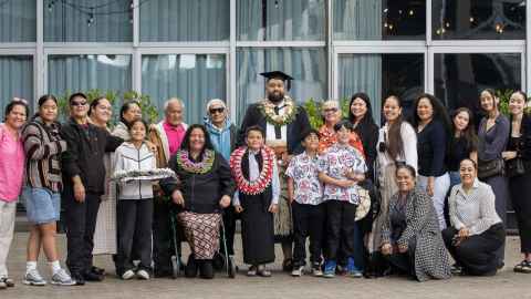 Picture of Feleti Lotulelei and his family.