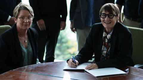 Cawthron's Chief Science Officer Cath McLeod (left) and JR Rowland, Pro Vice-Chancellor Global & Graduate Research