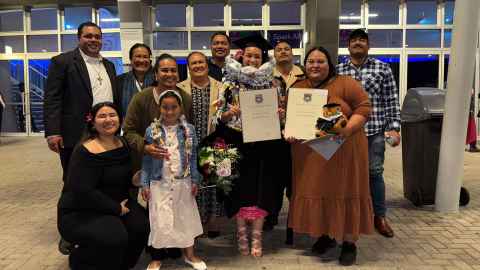 Image of Nikita Sionetali-Tuitea and her family on graduation day