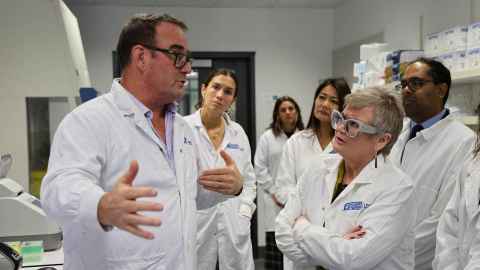 Justin and Carolyn in the Liggins lab