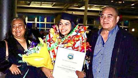 Image of Theresa Apikotoa with her parents Image of Theresa Apikotoa with her parents
