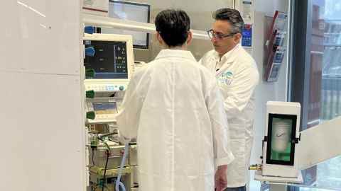 Dr Teck Nam and Professor Saeid Baroutian demonstrate the device, which captures anesthetic gases.