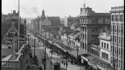 archival image of queen street, black and white, 1902