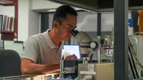 Toan looking into the work-loop calometer machine