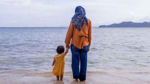 Getty-woman-child-sea