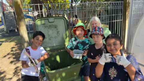 Kids composting