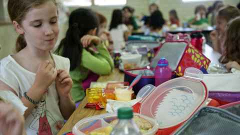 Children who get free school lunches grow taller and attain higher levels of education. Photo: Unsplash.