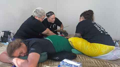 Foreground Jemaima Tiatia-Siau receives a malu from Su'a Tyla Vaeau and her team