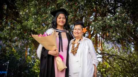 Estée Aiolupotea and her mother