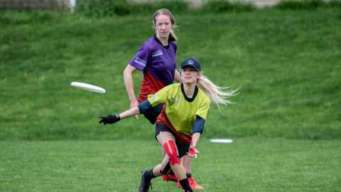 students-playing-ultimate