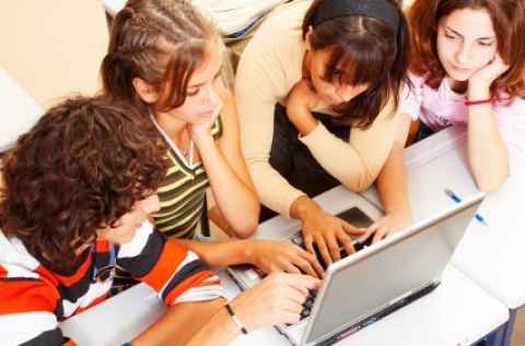 Teenagers around a laptop, Miodrag GAJIC
