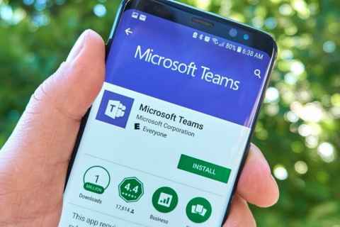 Microsoft Teams being installed on a mobile phone
