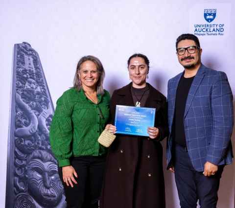 Waipapa Tātai Hono Awardee Shelby Symons from Tuākana Science, pictured with Assistant Pro Vice-Chancellor Pacific Rennie Atfield-Douglas and Kaikōkiri Rautaki Māori Catherine Dunphy.